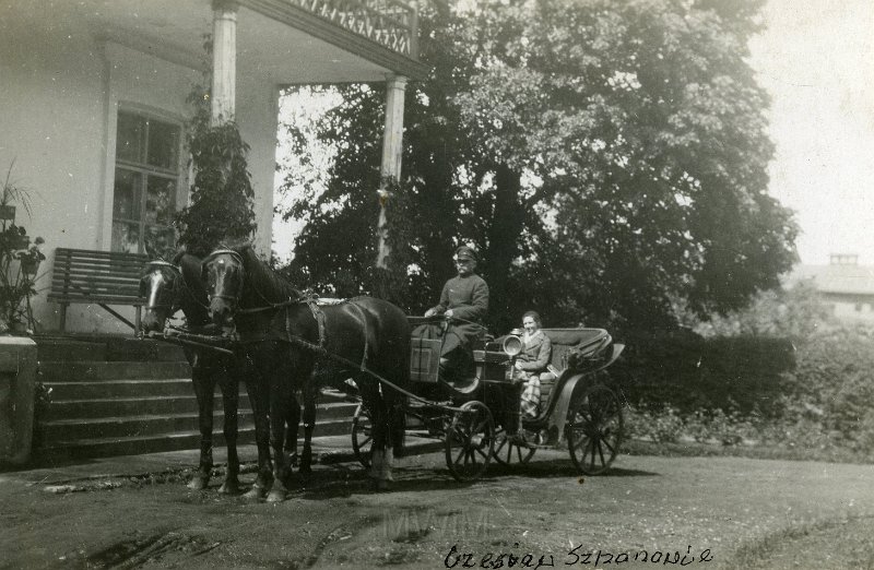 KKE 4943.jpg - Fot. Portret. Przed domem w bryczce Czesława Troniewska (z domu Strumiłło) – siostra Jadwigi Rapackiej (z domu Strumiłło) z woźnicą, Szpanów, lata 30-te XX wieku.